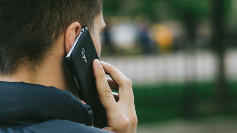 Pár perccel azelőtt, hogy a hatalmas jármű feltűnt az utcán, a családfő egy szokatlan hívást kapott.