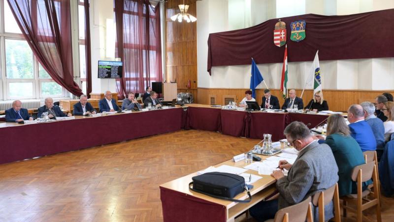 Még a szünet alatt is heves eszmecserébe bonyolódtak a képviselők.