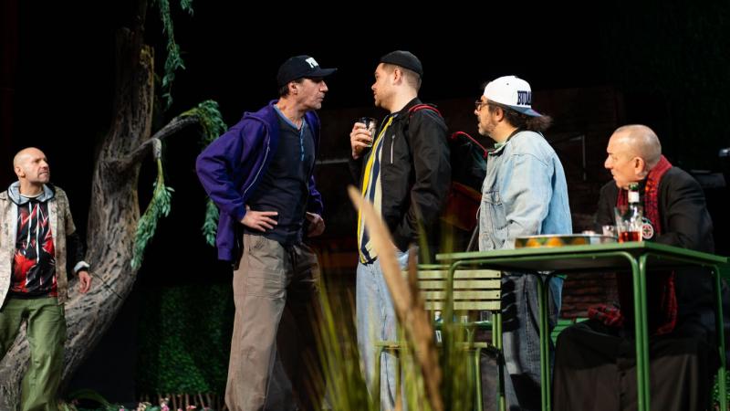 Egressy Zoltán „Portugálja” egy olyan mélyreható portrét fest a vidéki élet monotonitásáról, amely a Szigligeti klub alkoholistáinak mindennapjaiban bontakozik ki. A darab nem csupán a környezet szürkeségét tükrözi, hanem a benne élők belső vívódásait és 