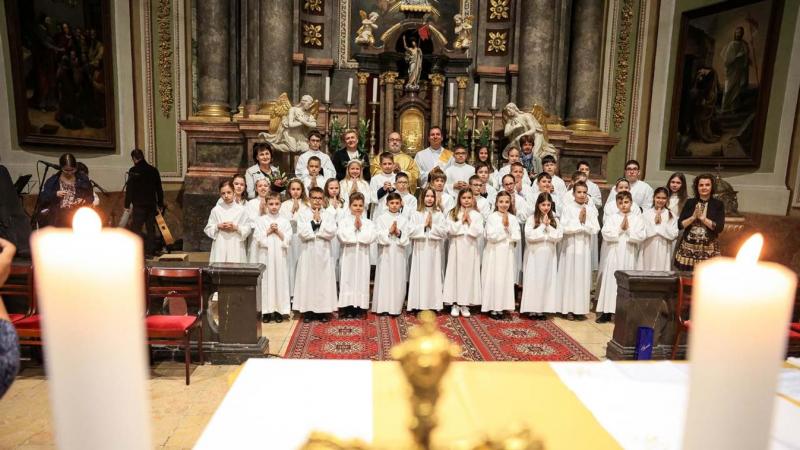 Egy emlékezetes elsőáldozás zajlott Szekszárdon, amely felejthetetlen pillanatokkal gazdagította a résztvevőket. A rendezvény során különleges hangulat uralkodott, és a képgaléria mellett egy videó is készült, amely megörökíti a szívhez szóló esemény legs