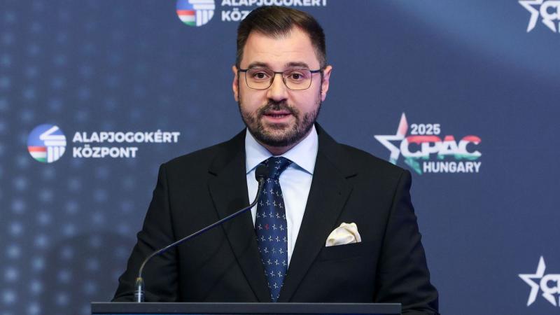 Szánthó Miklós véleménye szerint Ukrajna sürgetett EU-csatlakozása csupán egy újabb lépés a brüsszeli központosítás fokozásában. Az ilyen irányú törekvések mögött több politikai és gazdasági érdek húzódik meg, amelyek célja a tagállamok hatáskörének csökk