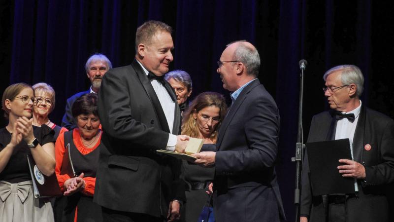 Szamosi Attila Pro Meritis érmet vehetett át, elismerve ezzel kiemelkedő teljesítményét.