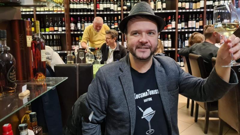 Pécs, a Dél-Dunántúl gyöngyszeme, igazi kincs a felfedezők számára. Az utazók szempontjából nem csupán történelmi és kulturális látnivalói, hanem a gasztronómiai élményei is figyelemre méltóak. A város hangulatos utcái mentén számos vendéglátóhely várja a