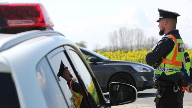 Ez a duó valóban megérdemli a komoly következményeket, hiszen autós mutatványaikkal nemcsak saját, hanem mások életét is veszélyeztették.