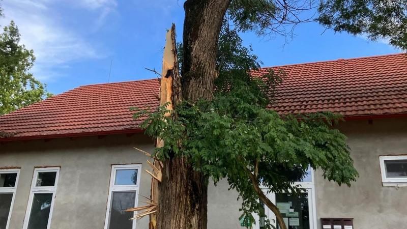 A vihar hatalmas pusztítást végzett a településen, óriási károkat hagyva maga után.