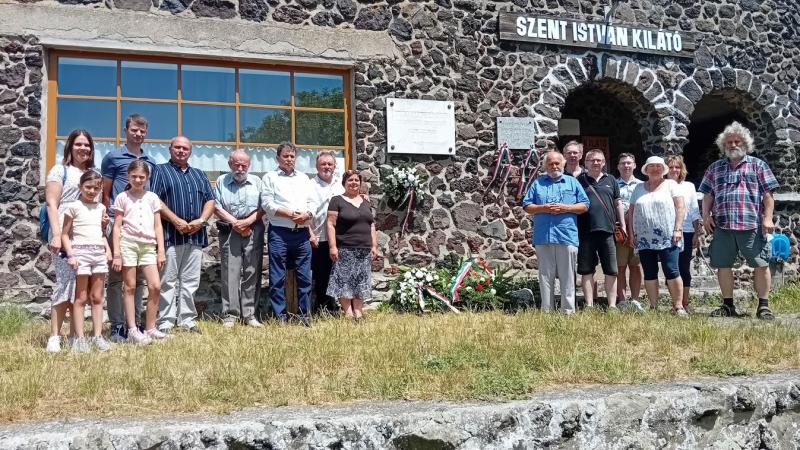 Emlékek a magyar szabadság napján a Somló-hegy csúcsán

A Somló-hegy lábánál, ahol a történelem szele susog, különleges tiszteletadással emlékezünk meg a magyar szabadság napjáról. E vidék nem csupán a természet csodáit rejti, hanem azokat az értékeket is
