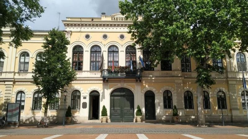 A békéscsabai városháza és az óvoda is súlyosan megsínylette azt a viharos időjárást, amely évtizedek óta nem tapasztalt erősséggel csapott le a térségre.