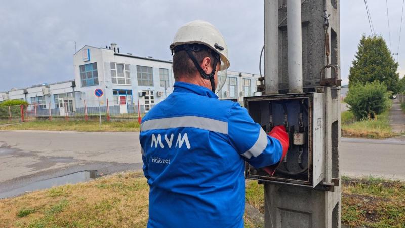 Több mint 100 óra szorgalmas munkálkodás után végre mindenütt helyreállt az áramellátás.