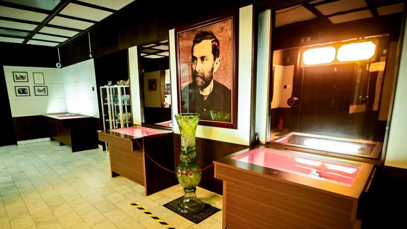 Az ajkai üveggyártás története gazdag és sokszínű múltra tekint vissza, amely a helyi hagyományok és a mesterség iránti elkötelezettség ötvözésével alakult ki. Az üveggyártás kezdeti lépései a 19. század közepére nyúlnak vissza, amikor az első üzemek mega