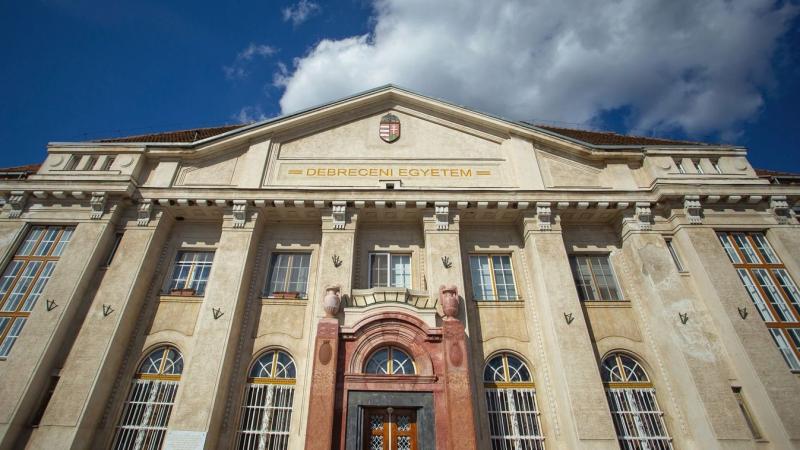 Az egyetem részletesen ismertette a Klinikai Központ aktuális állapotát, valamint vázolta a jövőbeli elképzeléseit az újfalui campusszal kapcsolatban.