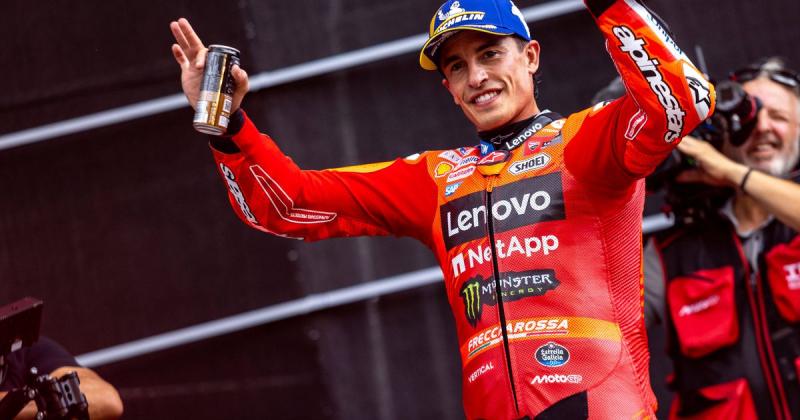 Marc Márquez a legutóbbi osztrák sprintfutam győzelmét egy fiatal honfitársának emléke előtt tisztelegve ajánlotta fel, aki tragikus módon távozott az életből. Ezzel a gesztussal Márquez nemcsak a versenyezés iránti szenvedélyét mutatta meg, hanem a közös