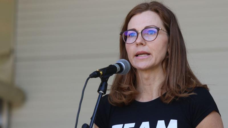 Likerecz Gyöngyi, a súlyemelés oroszlányi csillaga, aki megdöntötte a határokat és világszerte elismerést szerzett magának. Az ő kitartása és elszántsága nemcsak a súlyemelés világában, hanem a sportág iránti szenvedélyében is tükröződik, hiszen valóban l