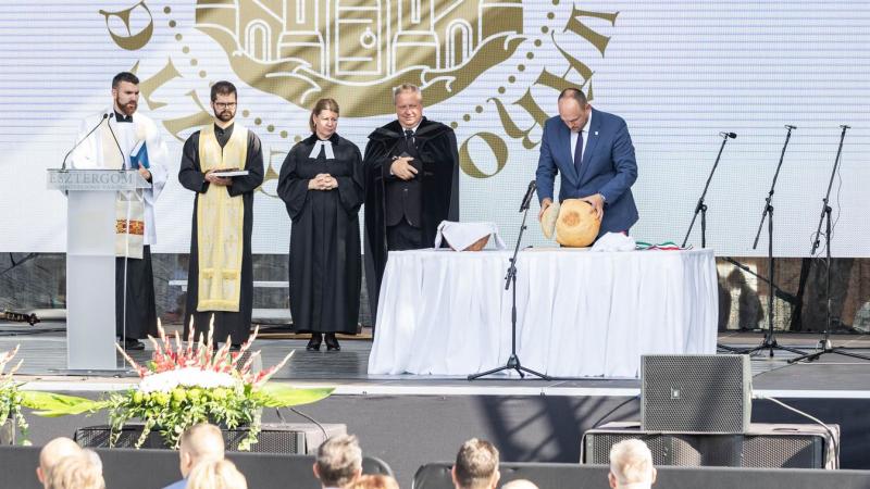 Hernádi Ádám: Mi, esztergomiak az államalapító örökösei vagyunk +fotók

Az esztergomiak számára a város múltja nem csupán történelem, hanem identitásunk szerves része. Az államalapító Szent István öröksége élénken jelen van mindennapjainkban, és a hely sz