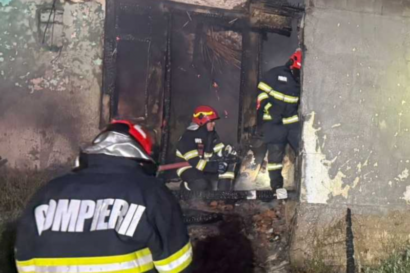 Egy férfi elszenesedett holttestére bukkantak a tűzoltók, és a hatóságok feltételezése szerint egy elhanyagolt cigaretta állhatott a tragikus tűzeset hátterében. A szomorú esemény Székelyhon területén zajlott, ami újra felhívja a figyelmet a dohányzás és 