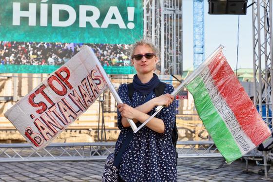 A Gyurcsány-filmjéről ismertté vált Dézsy Zoltán egy tízezres tömegdemonstráció keretében zárta le az Erzsébet hidat.