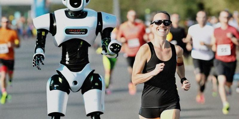 Emberek és robotok együtt vágtak neki a félmaratonnak: pillanatnyilag még mindig mi vagyunk a gyorsabbak a gépesített ellenfeleknél - nézd meg a videót!