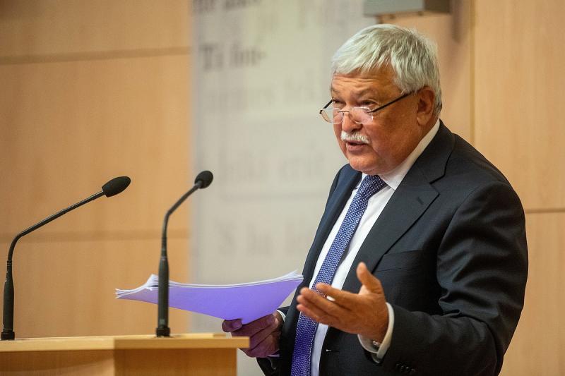 Csányi három évvel korábban adta át a vezérigazgatói posztot.