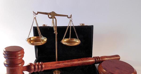 Az Egyesült Államokban letartóztattak egy bírót, aki állítólag segített egy illegális bevándorlónak kicsúszni a hatóságok kezei közül. Az ügy felkeltette a figyelmet, mivel a jogi szakma és a bevándorlási politika közötti feszültségeket tükrözi.