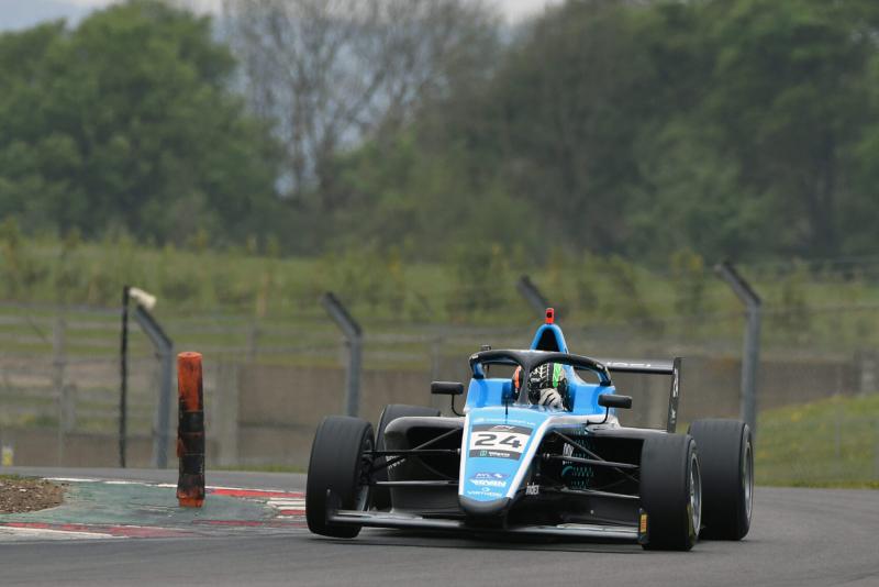 Fedezd fel Molnár Martin lenyűgöző teljesítményét a brit F4-es sorozat doningtoni hétvégéjén! A videón megtekintheted, hogyan teljesítette a pályát, és milyen izgalmas pillanatok alakították a versenyt. Ne hagyd ki ezt a felejthetetlen futamot!