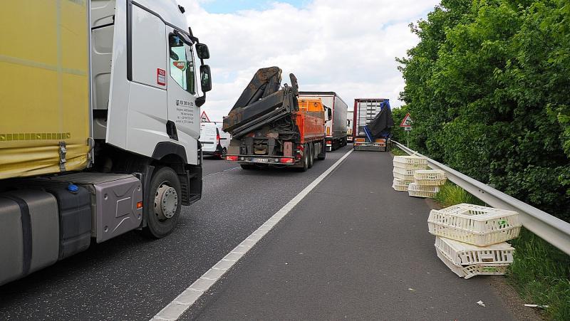 Rendkívül nagy forgalmi dugó alakult ki az M5-ös autópályán, ráadásul a helyzetet súlyosbította, hogy két kamion összeütközött.