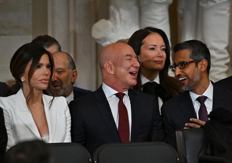 Jeff Bezos, aki a Trump díszpáholyában tündököl, most már nyíltan Trump ellen lépett. Az Amazon mogulja egyre inkább eltávolodik a korábbi szövetségeseitől, és a helyzet feszültsége csak fokozódik.