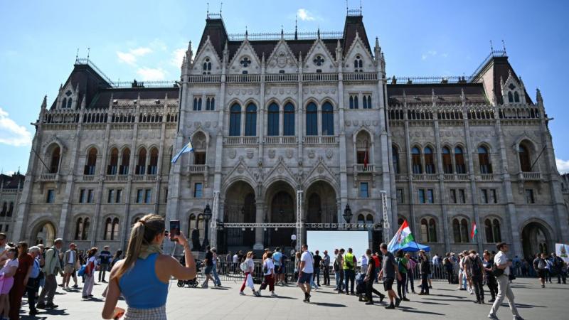 Majtényi László: Felszabadulásra van szükség | 24.hu

A felszabadulás szükségessége napjainkban egyre aktuálisabb kérdéssé válik. Az emberek közötti kapcsolatok, a társadalmi struktúrák és a lelki terhek mind-mind olyan tényezők, amelyek gátolják a valódi