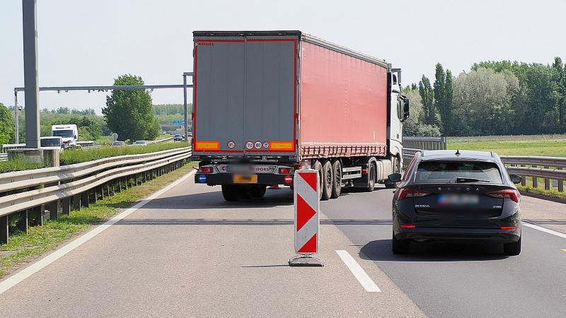 Kamion és személyautó balesete történt az M5-ös autópályán.