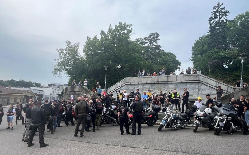 Pozsonyban a putyinpárti motorosbanda, az Éjjeli Farkasok, koszorúzási ceremóniát tartottak.