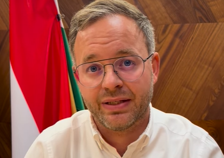 Orbán Balázs hangsúlyozta, hogy a hadsereg modernizációja nem ellentétes a békepolitikával. Szerinte a személyi változások célja a háborúpárti erők háttérbe szorítása volt.