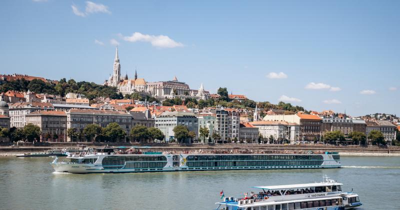 Vitézy Dávid szerint Budapest jövője izgalmas lehetőségeket rejteget, mivel a főváros 23 önálló városra is szétválhat. Ez a javaslat új perspektívákat nyithat meg a város fejlesztésében és irányításában, lehetővé téve a helyi identitások erősödését és a k