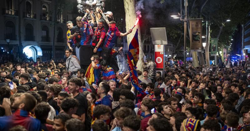 Tizenhat órája zajlik a féktelen ünneplés Barcelonában, ahol a város lakói önfeledten örülnek az eseménynek.