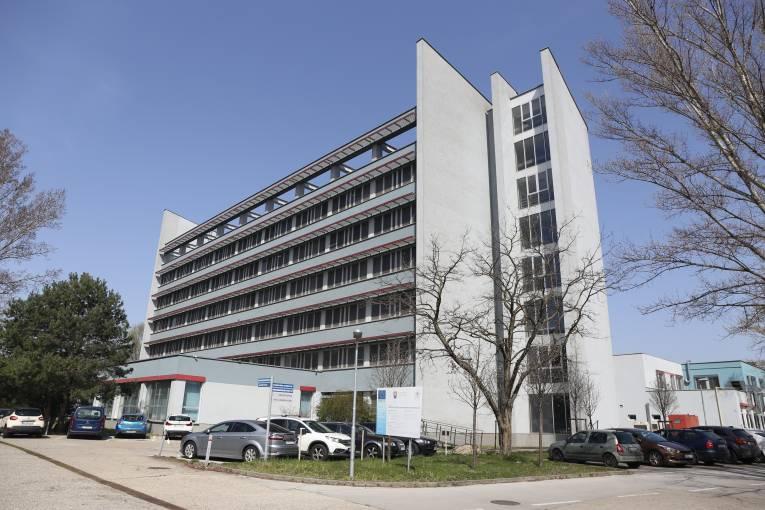 Két héten belül az akadémia birtokába jut a vakcinaelemzéshez elengedhetetlen berendezés.