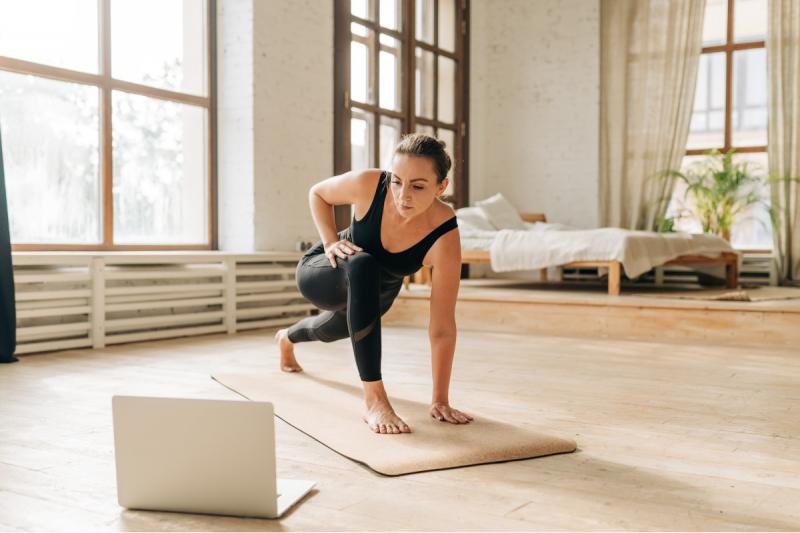 Fedezd fel az új TikTok trendet, amely a pilates világát hódítja meg! Az 8 perces edzések nemcsak szórakoztatóak, hanem hatékonyak is, hiszen célzottan a popsi formálására összpontosítanak. A rendszeres gyakorlással kerekebb és feszesebb vonalakra tehetsz