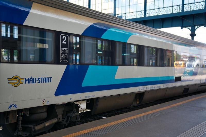 Újabb izgalmas esemény a MÁV történetében: a vonat különleges mosdószünetet tartott!