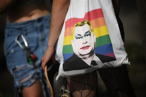 A rendőrség ismételten megakadályozta a Pride napjára tervezett szivárványos demonstrációt.