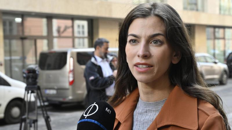 Szentkirályi Alexandra kinyitotta az autója csomagtartóját, és meglepő látvány tárult elé: egy megkötözött férfi feküdt a sötétben. Az izgalommal teli pillanatban ukrán szervkereskedőket emlegetett, akiknek hírneve már messze földre eljutott. 