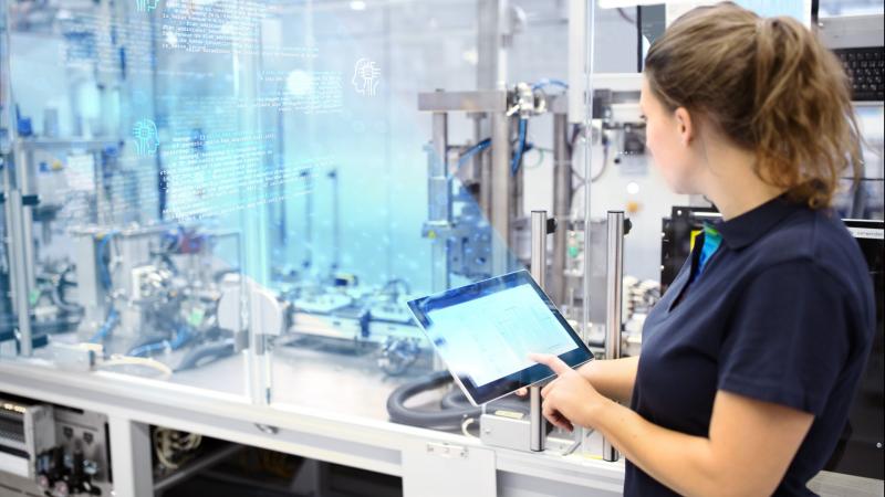 A mesterséges intelligencia forradalma éppen a szemünk előtt bontakozik ki, átalakítva mindennapi életünket. Az MI nem csupán technológiai újítás, hanem egy új korszak kezdetét is jelenti, amelyben a gépek képesek önállóan tanulni és döntéseket hozni. Ez 