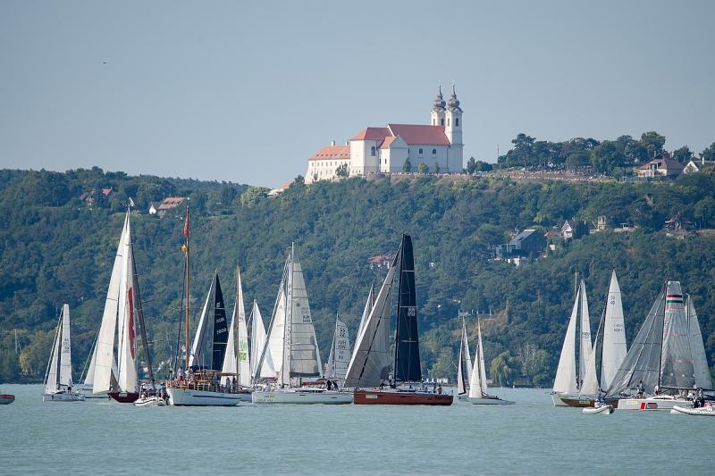 A Balaton vizei mostantól nem alkalmasak a fürdésre, és ezzel párhuzamosan a Kékszalag sorsáról is határoztak.