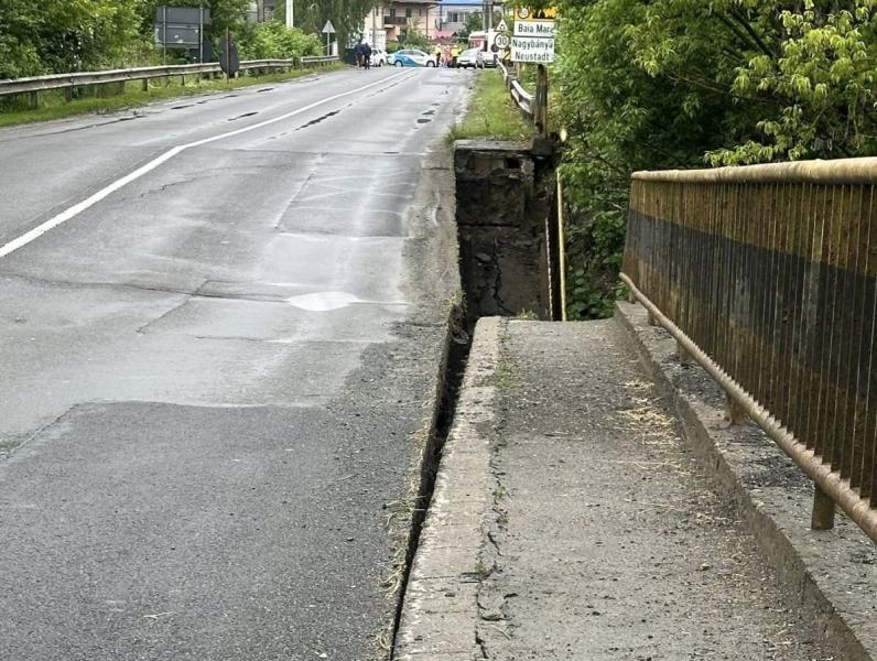Ideiglenes híd épül a nagybányai körgyűrűn | Krónika Online

A nagybányai körgyűrűn ideiglenes híd létesítése kezdődik, amely várhatóan megkönnyíti a forgalmat és javítja a közlekedési feltételeket a térségben. A projekt célja, hogy a meglévő infrastruktú