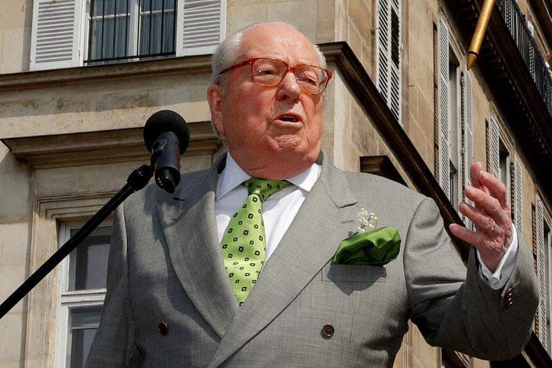 Úgy tűnik, hogy a Le Pen családra nehezedik a nyomás, mivel jelentős euró-százezres összegeket kell visszatéríteniük az Európai Uniónak.