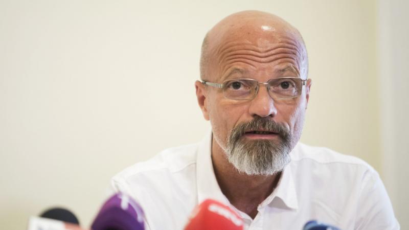 Zacher Gábor nevével aljas módon visszaéltek, és egy botrányba keverték bele. A népszerű orvos most feljelentést tesz – értesült a Pénzcentrum.