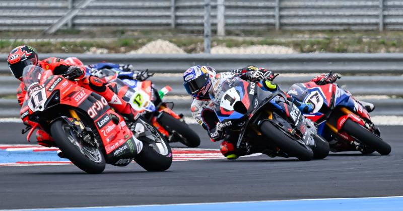 A hazánkba 35 év után visszatérő Superbike első balatoni futama török diadalt hozott.