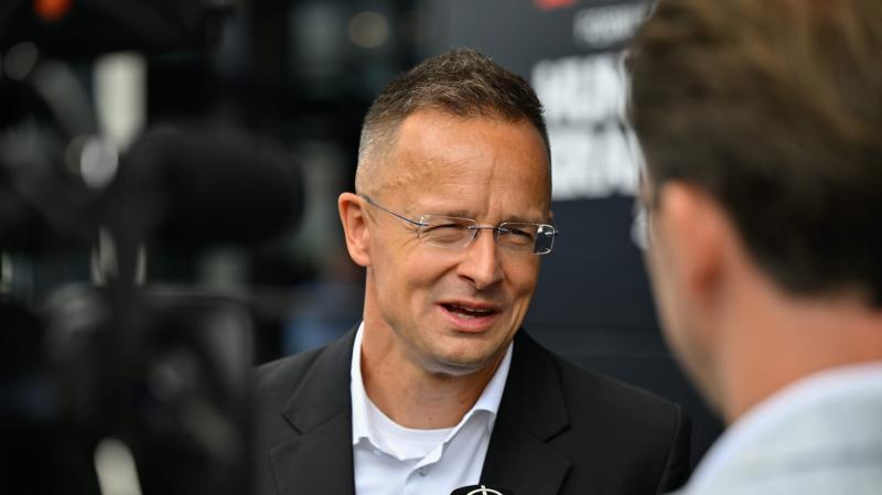 Szijjártó Péter a Forma-1-es verseny előtt izgalmas bejelentést tett: a Mercedes Magyarország legnagyobb autógyárának megépítését tervezi.