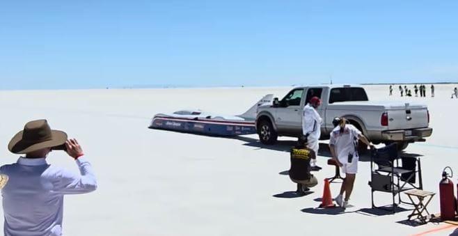 Egy amerikai autóversenyző tragikus balesetet szenvedett, miközben elképesztő, 455 km/h sebességgel száguldott. A csúcskísérlet során bekövetkezett baleset következtében sajnos életét vesztette.