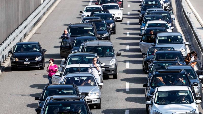 Félmeztelen férfi kalapáccsal próbálta megoldani a közlekedési vitát Csepelen – videóval!