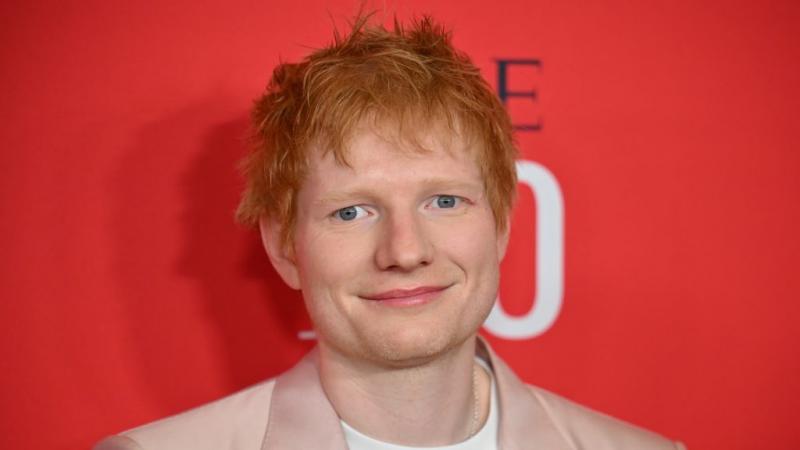 Ed Sheeran váratlanul feltűnt egy ír kocsmában, ahol meglepte a vendégeket egy spontán koncerttel. Az este hangulata varázslatos volt, ahogy a zenész dalai betöltötték a teret, és a közönség lelkesen énekelte vele együtt a slágereit. A kocsma falai között