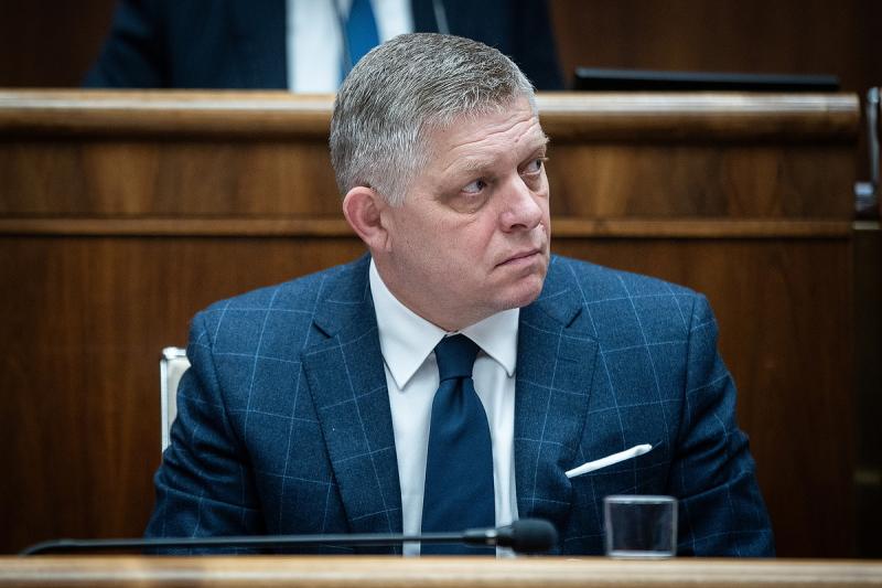A szlovák egészségügy súlyos válság előtt áll, mivel a zavaros szerződések következtében a miniszter nehéz helyzetbe került. A helyzet átláthatatlansága és a rendszerszintű problémák komoly kihívások elé állítják az egészségügyi rendszert.