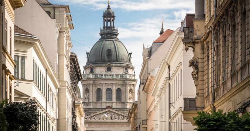 Budapest felfedezéséhez elengedhetetlen, hogy felfedezzünk néhány ikonikus helyszínt, amelyek nélkül nem lehet teljes az élmény. Íme 15 kötelező látnivaló, ami garantáltan emlékezetessé teszi a városnézést:

1. **Parlamenti épület** – A Duna partján álló 