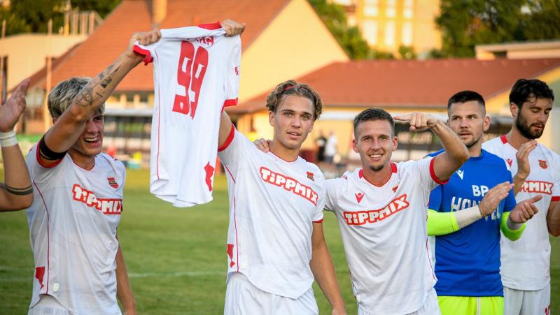 Honvéd: Egy egész közösség sorakozott fel a gyászoló játékos mögött.