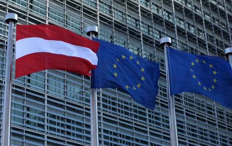 Egy újabb érdekes fejlemény bontakozik ki az osztrák diplomácia világában: a szadomazochista pornográf írásokkal gyanúsított és végül megbukott fődiplomata ügyében kémbotrány körvonalazódik. A történet szövevényes, és számos kérdést vet fel a politikai és